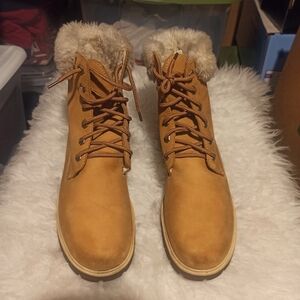 Timberland women's  faux fux leather camel color. Size 8½